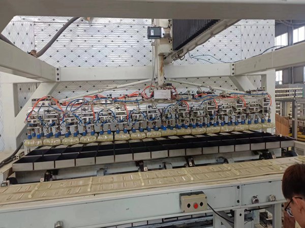 膠體碼垛機器人生產線的特點