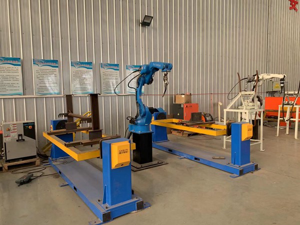青島賽邦生產(chǎn)的焊接機(jī)器人