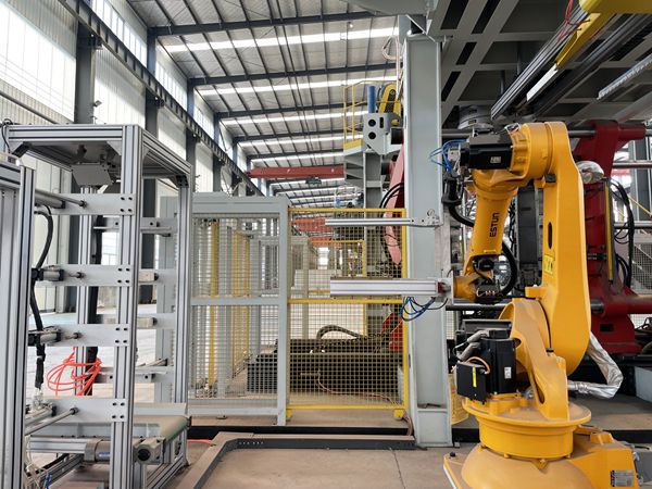 青島賽邦生產(chǎn)的上下料機(jī)器人展示