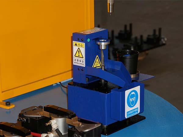 全自動焊接機器人的清槍器怎樣進行工作？