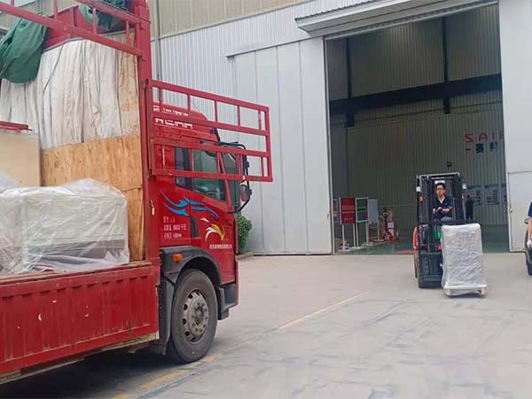 青島賽邦智能焊接機(jī)器人廠家的發(fā)貨現(xiàn)場