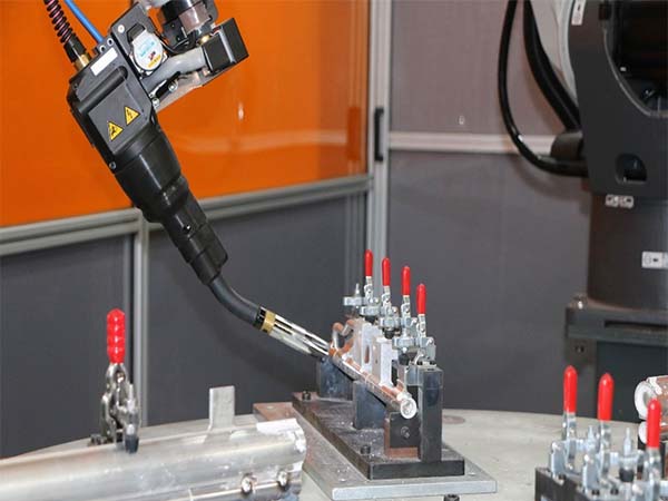 全自動(dòng)焊接機(jī)器人的焊接工藝流程