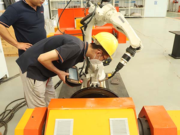 焊接機器人的氣壓驅動方式