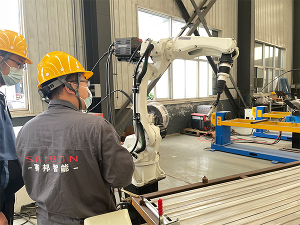 自動(dòng)焊接設(shè)備和半自動(dòng)焊接設(shè)備我們?cè)撛鯓舆x？